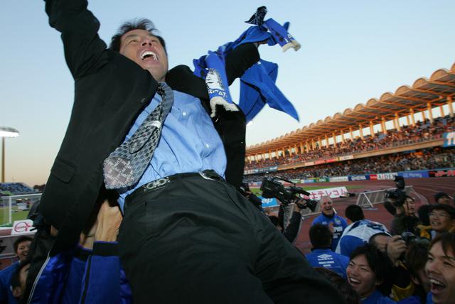 画像: G大阪を初優勝に導いた西野朗監督は歓喜の胴上げを味わった(写真◎J.LEAGUE)