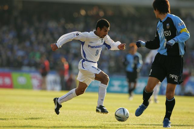 画像: 優勝のかかった川崎F戦で2得点と大活躍したアラウージョ。この年のMVPと得点王を受賞した(写真◎J.LEAGUE)