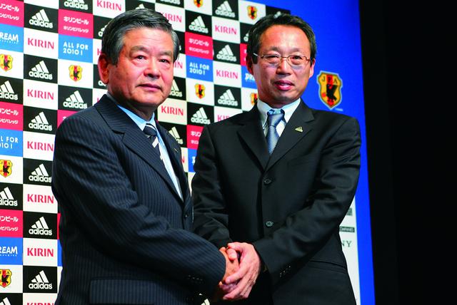画像: オシム監督の後任の日本代表監督は岡田武史氏が務めることになった(写真◎Getty Images)