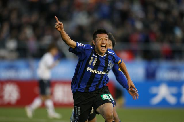 画像: 準決勝に続き、決勝も延長戦となったが播戸竜二の得点で天皇杯に優勝。G大阪は過密日程を乗り越えて国内外のカップ二冠を達成した(写真◎サッカーマガジン)