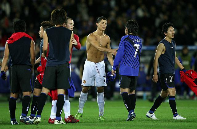 画像: 健闘を称え合う遠藤とクリスティアーノ・ロナウド(写真◎Getty Images)