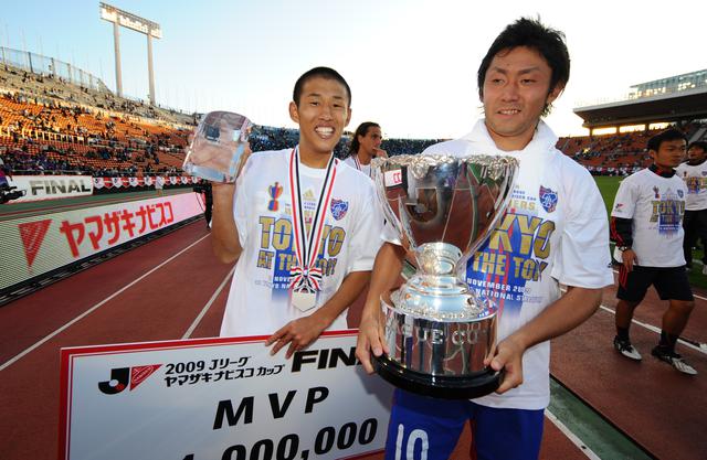 画像: Jリーグカップ決勝で先制点を挙げたFC東京の米本拓司がMVPとニューヒーロー賞をダブル受賞した。右は梶山陽平(写真◎J.LEAGUE)