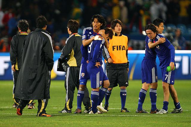 画像: 中澤が駒野に声をかける。惜しくも16強で敗退したが、日本はアウェーのW杯で初めて決勝Tに進出した(写真◎Getty Images)