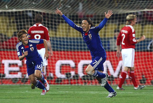 画像: 遠藤保仁、本田圭佑の直接FKなどでデンマークを下し、グループステージを突破した(写真◎Getty Images)