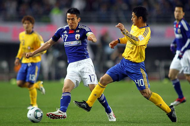 画像: 震災から18日後にザックジャパンとJリーグ選抜による復興支援チャリティーマッチが開催された(。写真は長谷部誠(左)と小笠原満男(写真◎Getty Images)