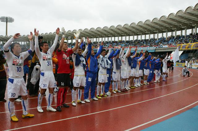画像: スタンドのファン・サポーターの声援にこたえる仙台の選手たち(写真◎J.LEAGUE)