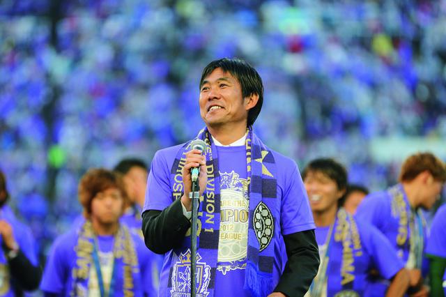 画像: この年、広島はクラブOBの森保一監督が就任。ペトロヴィッチ前監督のスタイルを踏襲しつつ守備面を整理し、安定感のある戦いで勝ち点を積み上げて悲願のリーグ優勝を遂げた(写真◎J.LEAGUE)