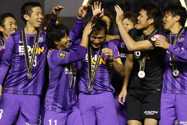 画像: 仲間に手荒い祝福を受ける主将の青山敏弘(写真◎J.LEAGUE)