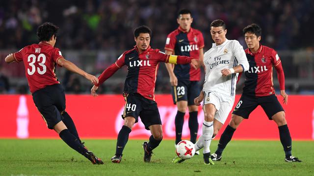 画像: クラブW杯の決勝でクリスティアーノ・ロナウドのボールを奪いにいく小笠原満男(写真◎Getty Images)