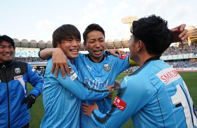 画像: ゴールでチームをけん引した小林悠(中央)が森谷賢太郎(左)、長谷川竜也と喜びを分かち合う。小林はMVPと得点王を受賞した(写真◎J.LEAGUE)