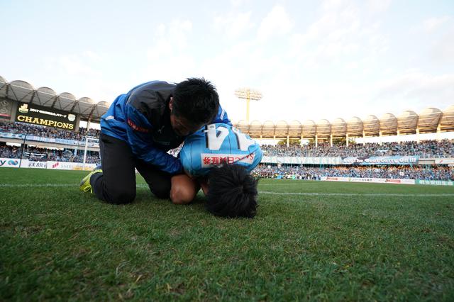 画像: 優勝が決まった瞬間、ピッチにひざまずき泣き崩れた中村憲剛。悲願をついに達成した瞬間だった(写真◎J.LEAGUE)