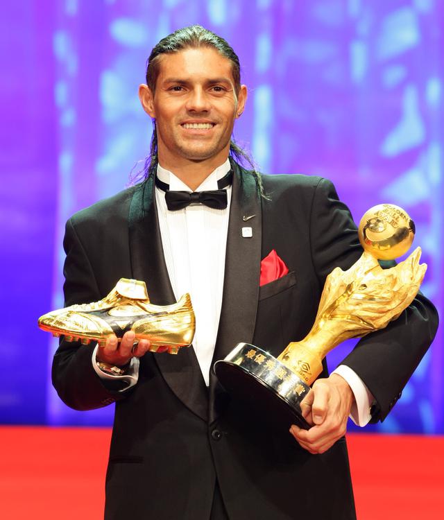 画像: 得点王とMVP、2つのトロフィーを手に最高の笑顔(写真◎J.LEAGUE)