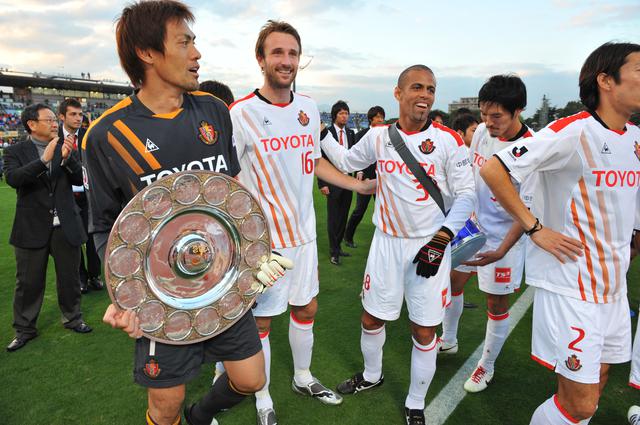 画像: アウェーで初優勝を決め、チームメイトとともに笑顔(写真◎J.LEAGUE)