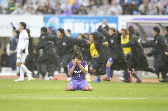 画像: ホーム最終戦で初優勝が決まり、小雨が降るピッチでうれし泣き(写真◎J.LEAGUE)