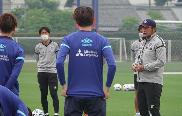 画像: 全体練習を再開したFC東京。写真右は長谷川監督(写真◎FC東京)