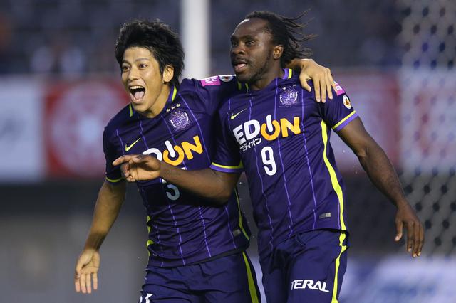 画像: FW宮吉巧実と喜びを分かち合う。2人は今季、京都で再びチームメイトに(写真◎J.LEAGUE)