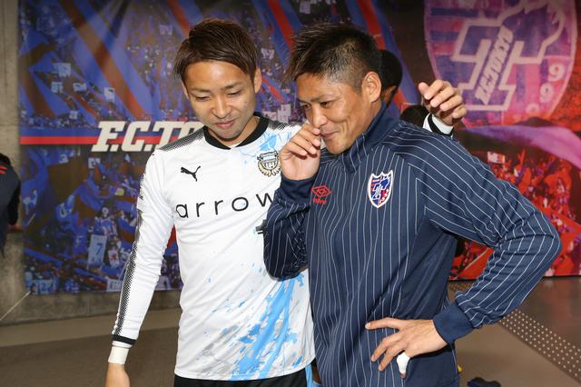 画像: アウェーでのFC東京戦の試合前、前年までチームメイトだった大久保と(写真◎J.LEAGUE)