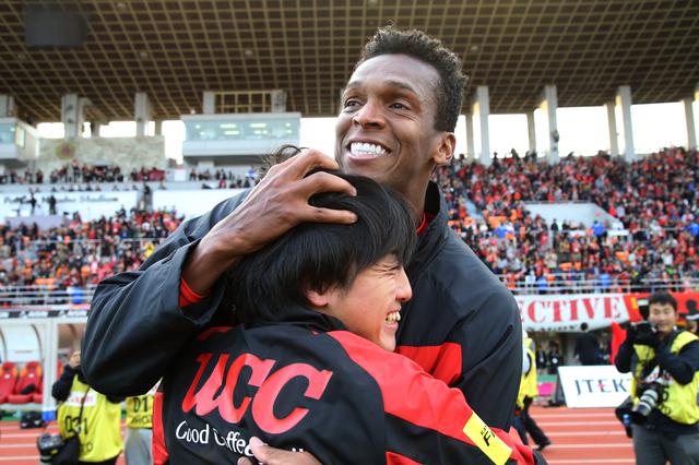 画像: ホームでの最終節で劇的な残留を決め、喜びを爆発させた(写真◎J.LEAGUE)