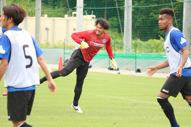 画像: 非公開練習が続く中で、ファン・サポーターの事が頭をよぎると本間(写真◎サッカーマガジン)