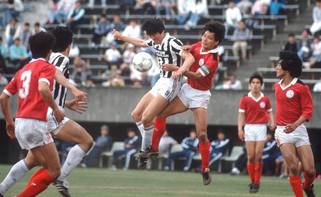画像: 1988年のJSL、日本鋼管対三菱重工の一戦から。競り合う松浦(写真◎サッカーマガジン)