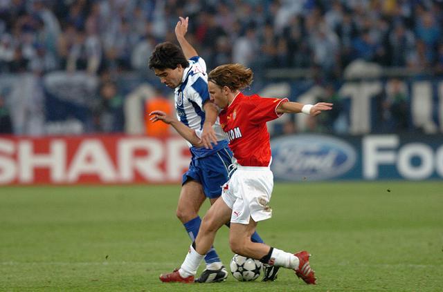 画像: FCポルトのデコと競り合うベルナルディ。モナコの中盤を支えた(写真◎Getty Images)