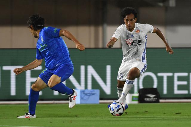 画像: 仙台はジャーメイン良の得点を18歳のGK小畑裕馬の好守などで守り抜き、湘南に勝利した(写真◎Getty Images)