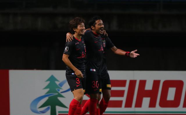 画像: チームに勝ち点3をもたらす決勝点を挙げた浦和の興梠(写真右◎J.LEAGUE)
