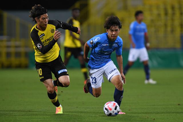 画像: 横浜FCの先制点を挙げた横浜FCの斉藤(23)と柏の江坂。横浜FCは初勝利を挙げた(写真◎Getty Images)