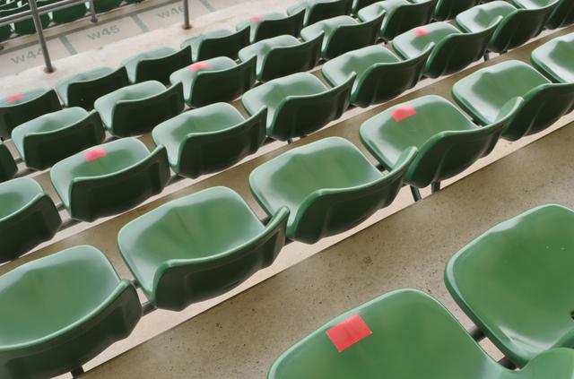 画像: シティライトスタジアムのメインスタンドの座席には、使用できる座席に目印のシールが貼られている(写真◎石倉利英)