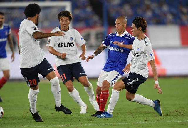 画像: 横浜FMのボールホルダーに対して終始プレッシャーをかけ続けたFC東京。川崎Fとは見違えるようなアグレッシブさと集中力で横浜FMに完勝した(写真◎J.LEAGUE)