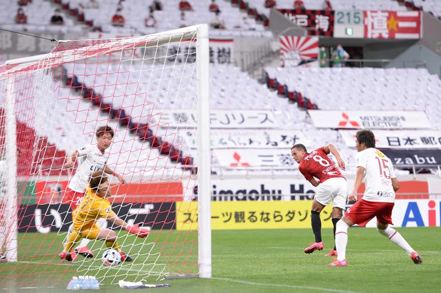 画像: エヴェルトンが挙げた1点を守り切り、浦和が鹿島を下して連勝を飾った(写真◎山口高明)