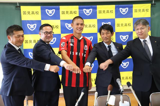 画像: 左から内田総監督、竹林強化部長、中島、木藤監督、山口校長(写真◎北海道コンサドーレ札幌)
