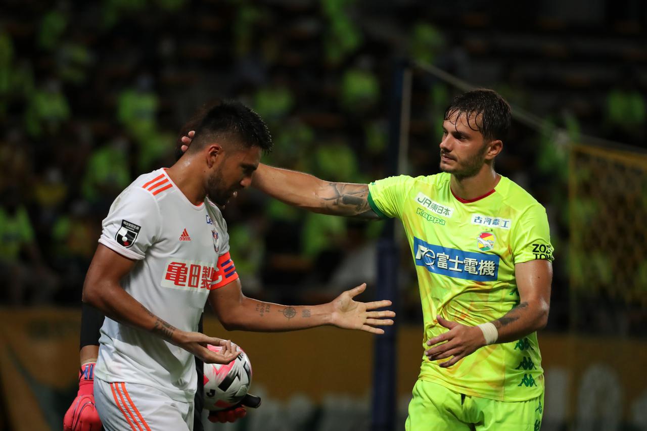画像 : 1番目の画像 - 激しくもフェアに。新潟のマウロとはこんな風に称え合う（写真◎J.LEAGUE） - サッカーマガジンWEB