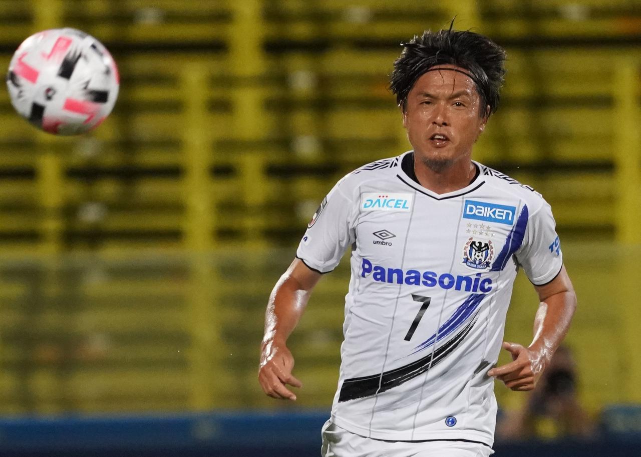 画像 : 1番目の画像 - 柏戦で4試合ぶりにピッチに立ち、J1最多出場記録を更新した遠藤(写真◎Getty Images) - サッカーマガジンWEB