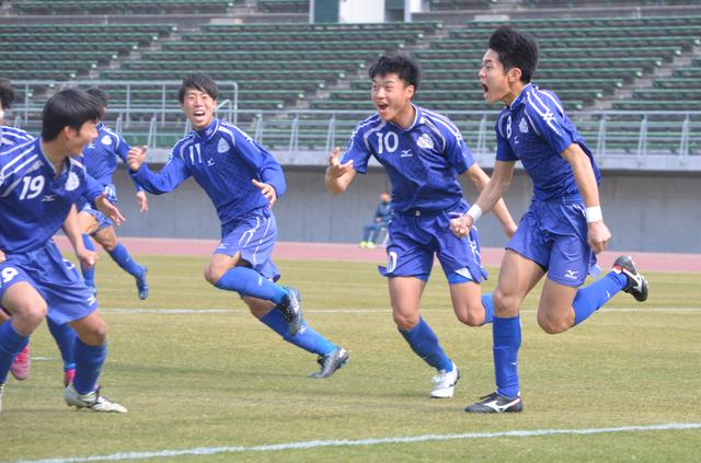 画像: 2月の新人戦で優勝。準決勝では前回の選手権出場校、岡山学芸館を逆転で下した(写真◎石倉利英)