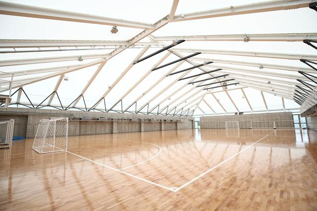 画像: フットサル専用アリーナ。すでに合宿や練習試合で利用されている。今後は講習会の開催場所としての活用も考えているという