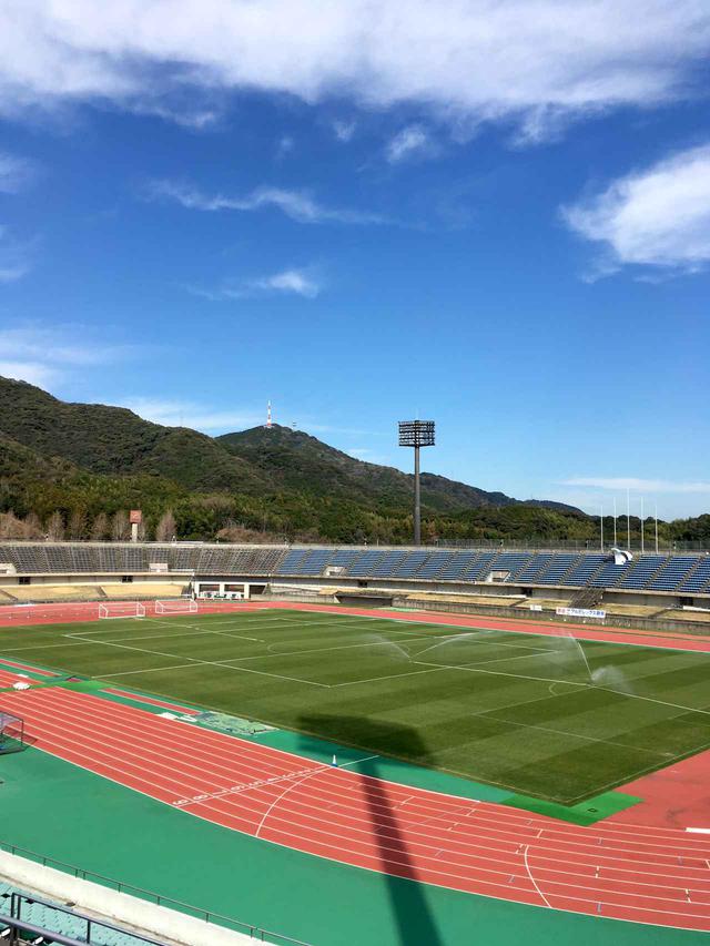 画像: 毎年1~2月、チームがキャンプを行う高知、春野総合運動公園の陸上競技場。この時期、晴れることがめったにない新潟と違って、天気の良い日が続く高知ですが、放射冷却現象もあって朝晩はグッと冷え込みます。晴れているのに、明け方、氷点下になることも(大中)