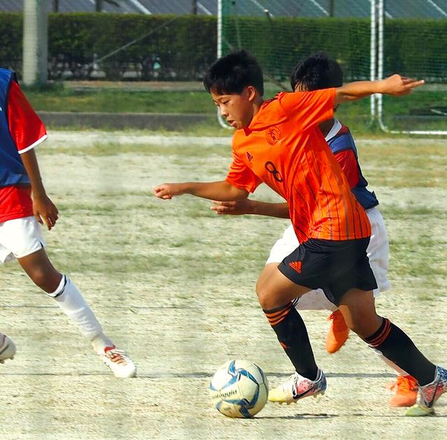 画像: 「FC Re:star Maria」ではピッチの至るところで女子同士による真剣勝負が繰り広げられている