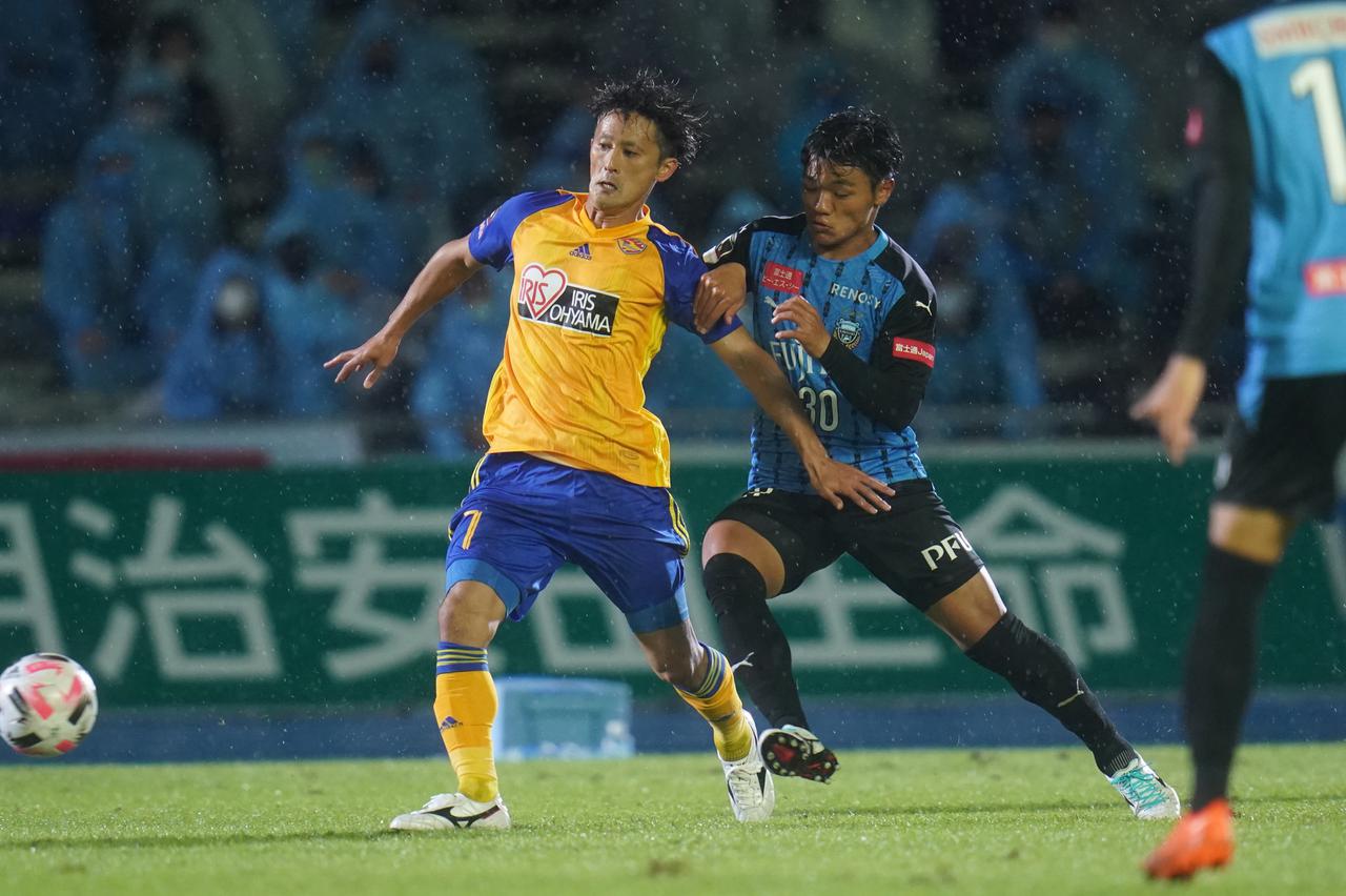 画像 : 1番目の画像 - 関口（左）らの攻撃陣も守備に追われた仙台。最後は押し込んだが…（写真◎J.LEAGUE） - サッカーマガジンWEB