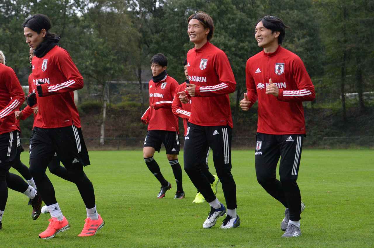 画像 : 2番目の画像 - オンライン会見では笑顔も見られた板倉。試合出場に向けて準備を進める（写真◎スクリーンショット、JFA） - サッカーマガジンWEB