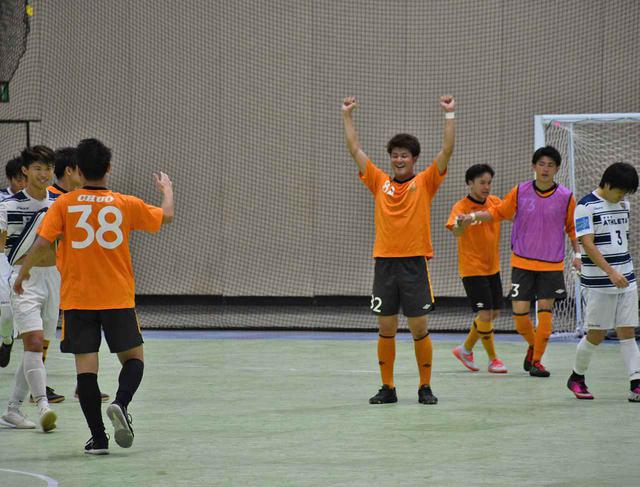 画像: オハナ(オレンジ)がアスレタFC(白紺)に勝利、健闘を称え合う選手たち