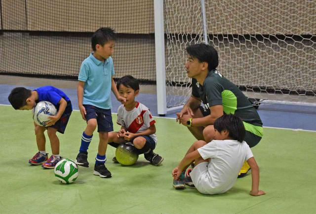 画像: ハワイ在住の子供たちとコミュニケーションをとる稲葉洸太郎氏