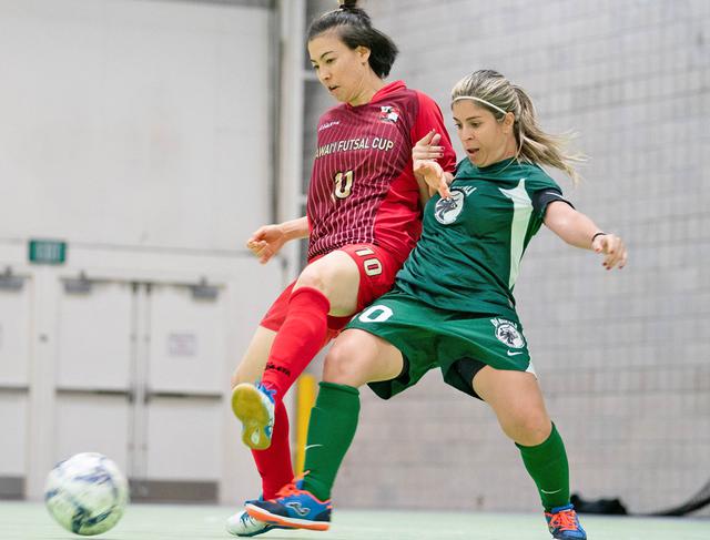 画像: 女子チャンピオンシップでボールを競り合う両チームの10番(江口直美&ナラ・フォンセカ)