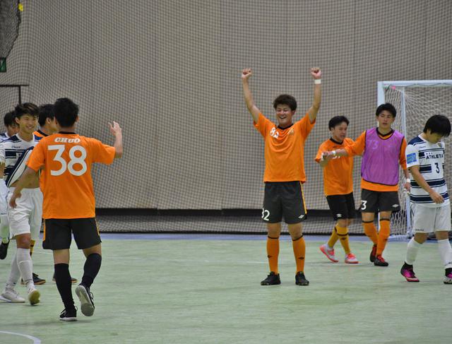 画像: オハナ(オレンジ)がアスレタFC(白紺)に勝利、健闘を称え合う選手たち