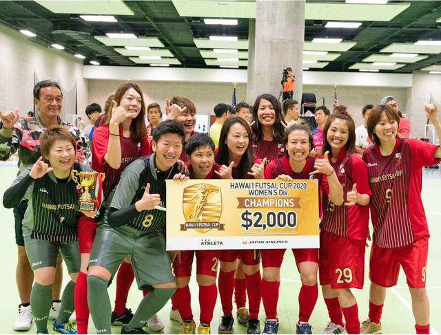 画像: 女子チャンピオンシップを制したアルコールイリスと金田氏(左端)