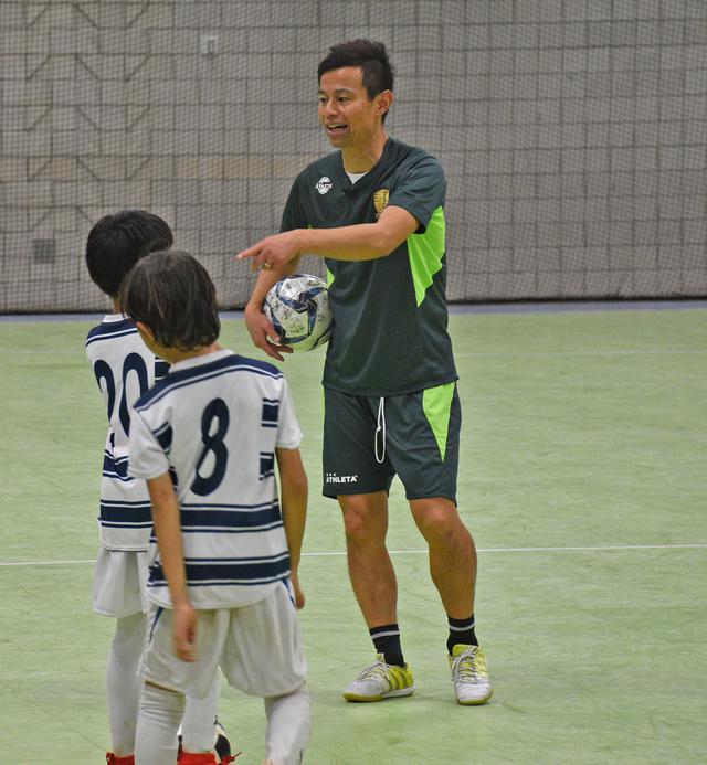 画像: ハワイフットサルカップで現地の少年たちを指導する相根澄氏