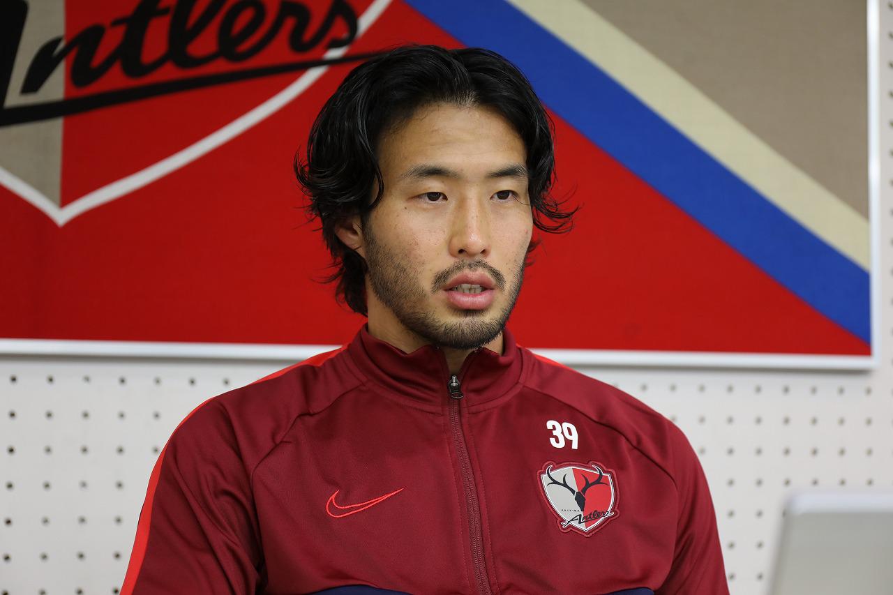 画像 : 1番目の画像 - 11月11日、オンライン取材に応じる犬飼智也(写真◎KASHIMA ANTLERS) - サッカーマガジンWEB