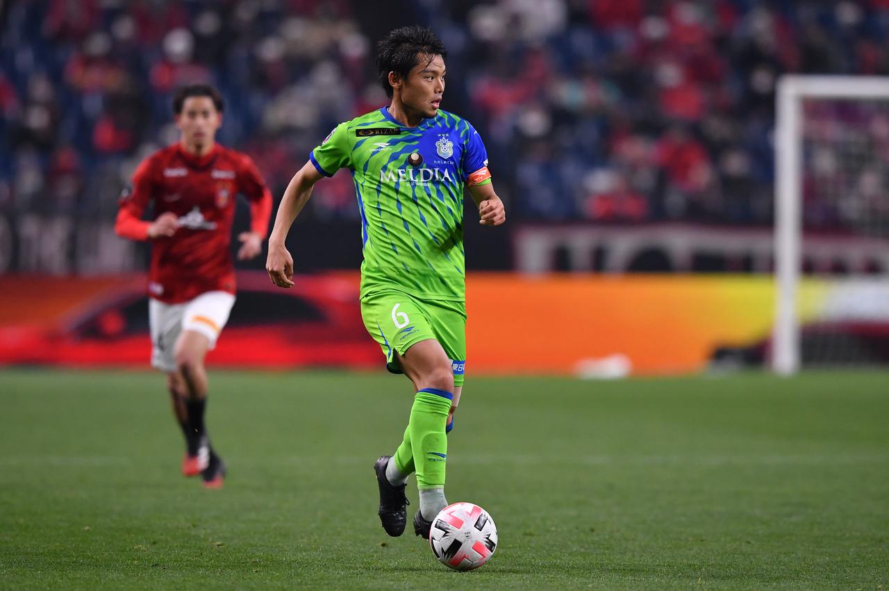 画像 : 1番目の画像 - 攻守両面でアグレッシブなプレーを見せた岡本（写真◎J.LEAGUE） - サッカーマガジンWEB
