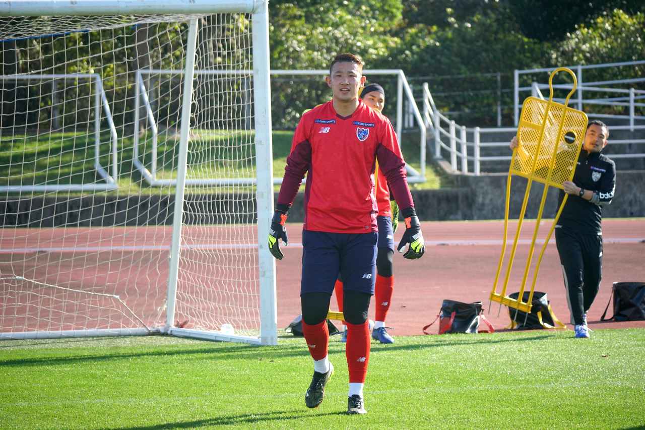 画像 : 1番目の画像 - 【画像】波多野豪はGKのリーダーとしても盛り上げる。ポジション争いは「バチバチ感はもちろんですけど、いい雰囲気です」（写真◎FC東京） - サッカーマガジンWEB