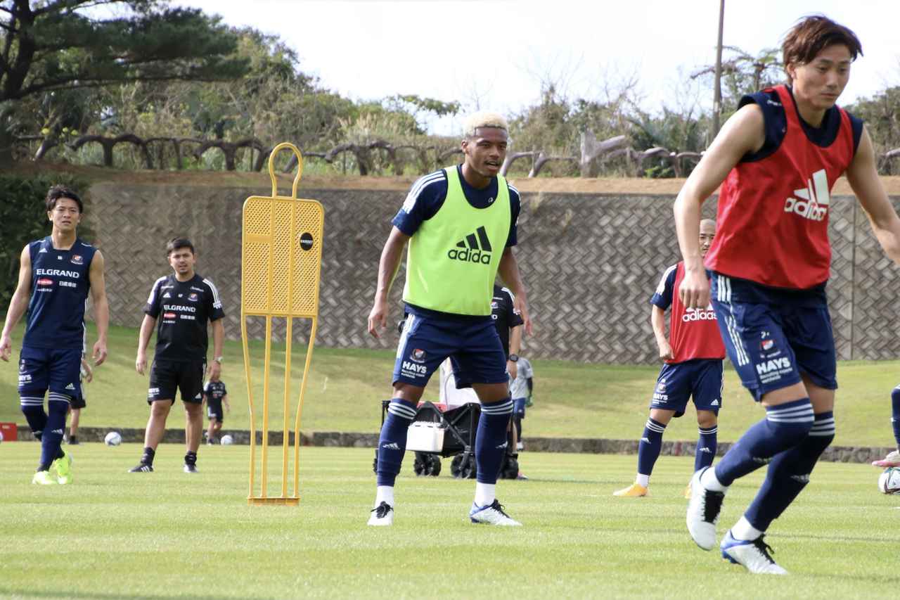 画像 : 2番目の画像 - 【画像】仲間たちからの信頼感を得ること。オナイウ阿道はまずそこにフォーカスしてキャンプに励む（写真◎Y.F.M.） - サッカーマガジンWEB